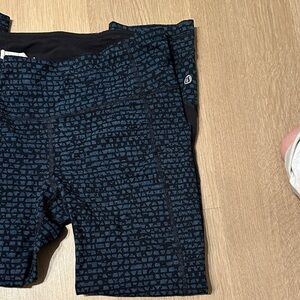 Lululemon Black & Blue Tortoise Leggings w pockets (rare)